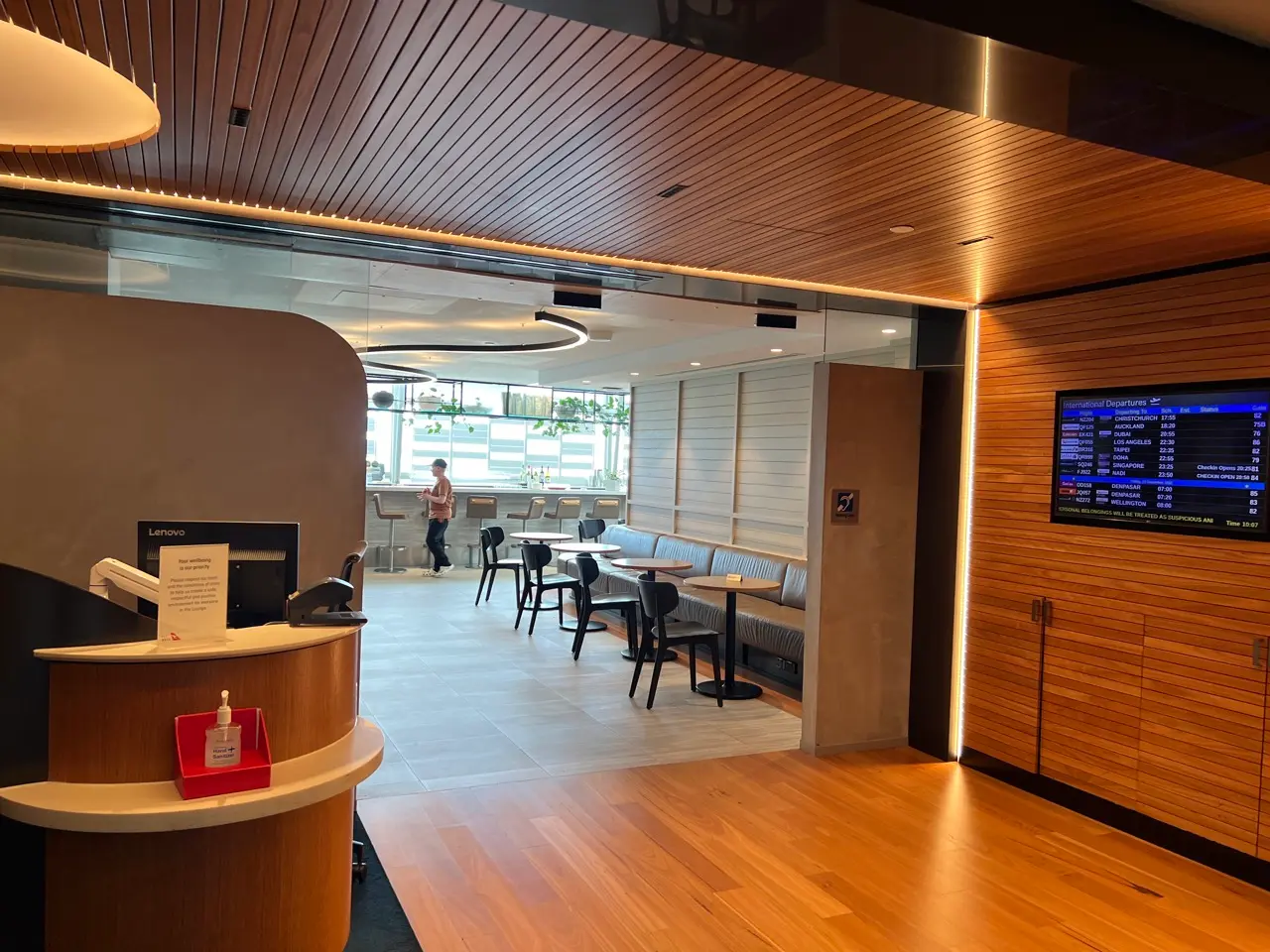 Qantas lounge entrance 2