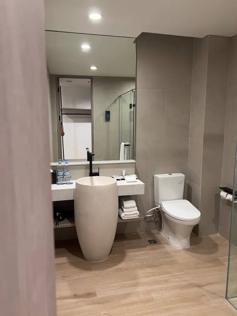 Fairfield by Marriott Jakarta Soekarno-Hatta Airport washroom